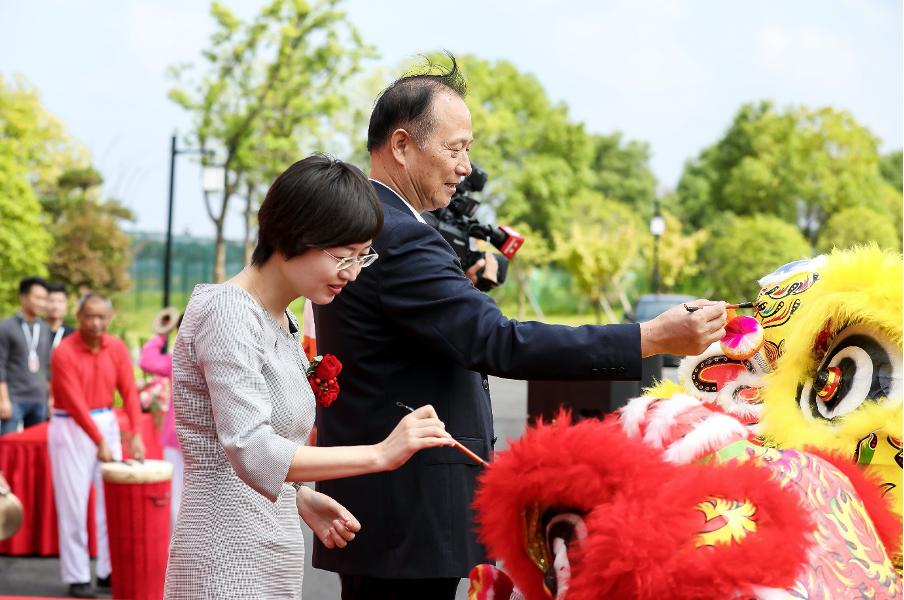 Chris Wu (Executive President of SJ) & Mr. Zhou Minsheng (General Manager of Jiangxi Airport) at the opening ceremony