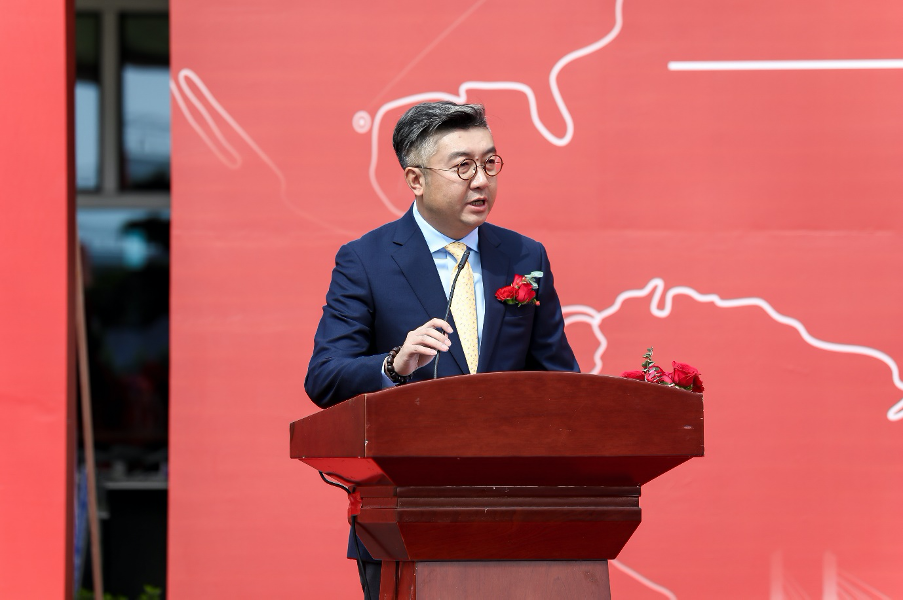 Frank De, President of Sino Jet gives a speech during the ceremony