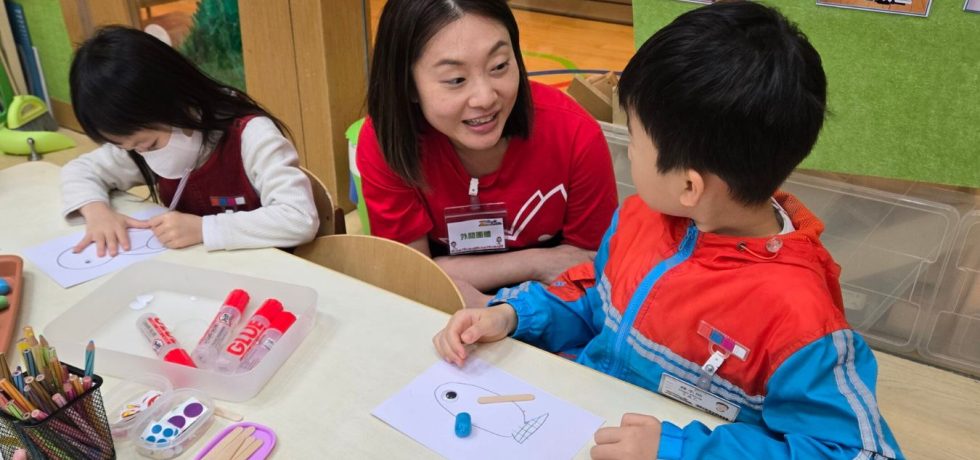 Jeannie Leung reading with a child in Hong Kong